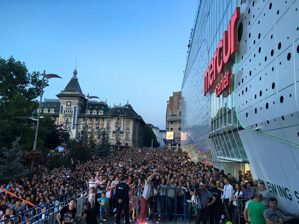 Publicul prezent la redeschiderea Mercur Center